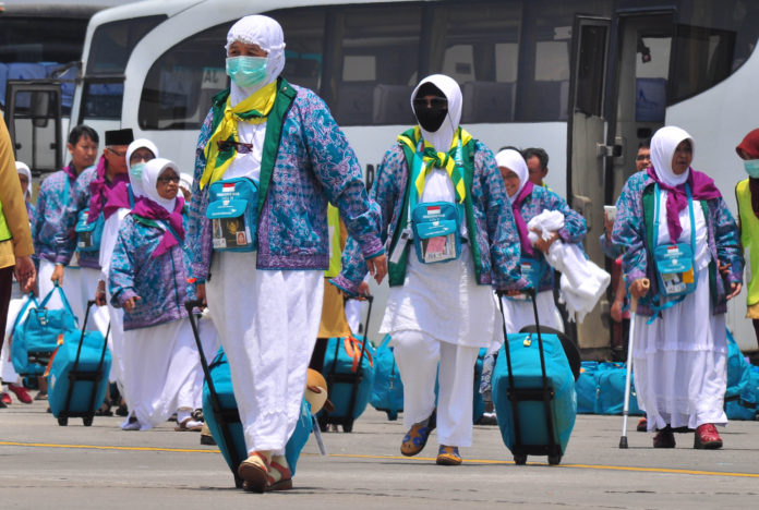 Melakukan safar ke tanah suci. Sumber: monitor.co.id