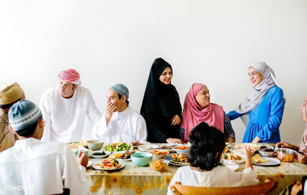 Silatuahim antar keluarga. Sumber: rawpixel