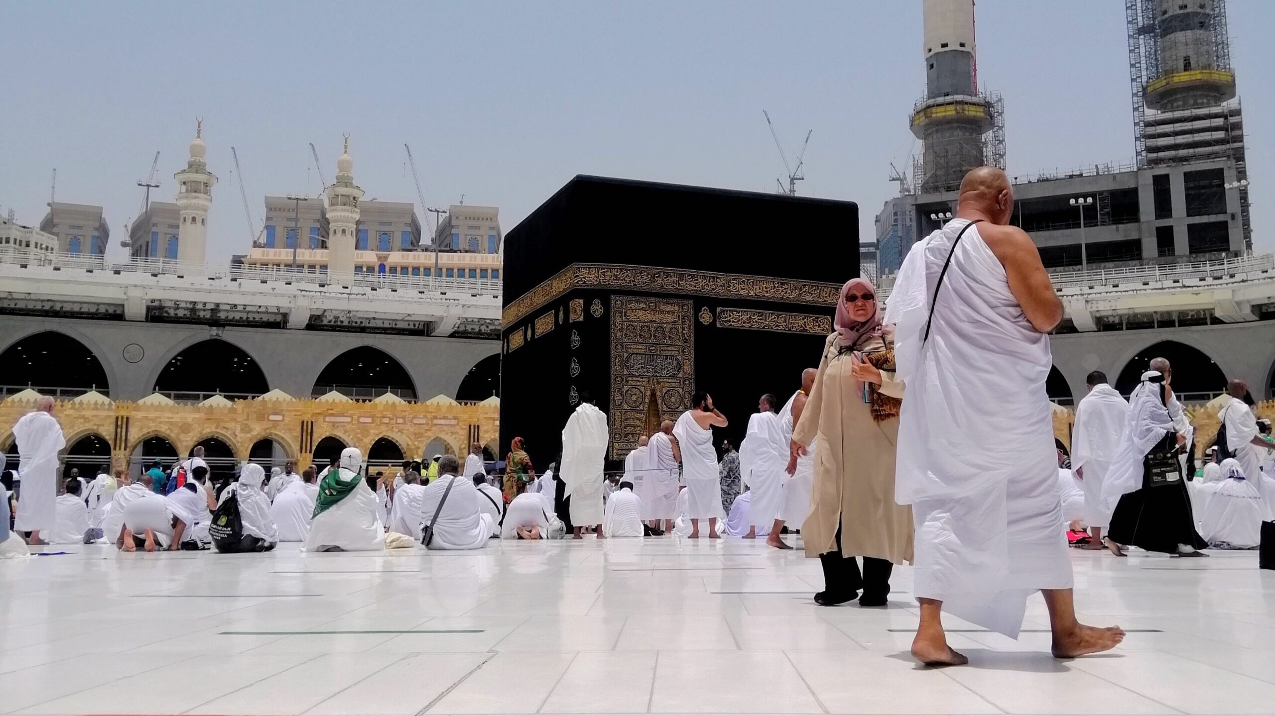 jamaah umroh beribadah di sekitar Ka'bah. sumber: promediateknologi.com