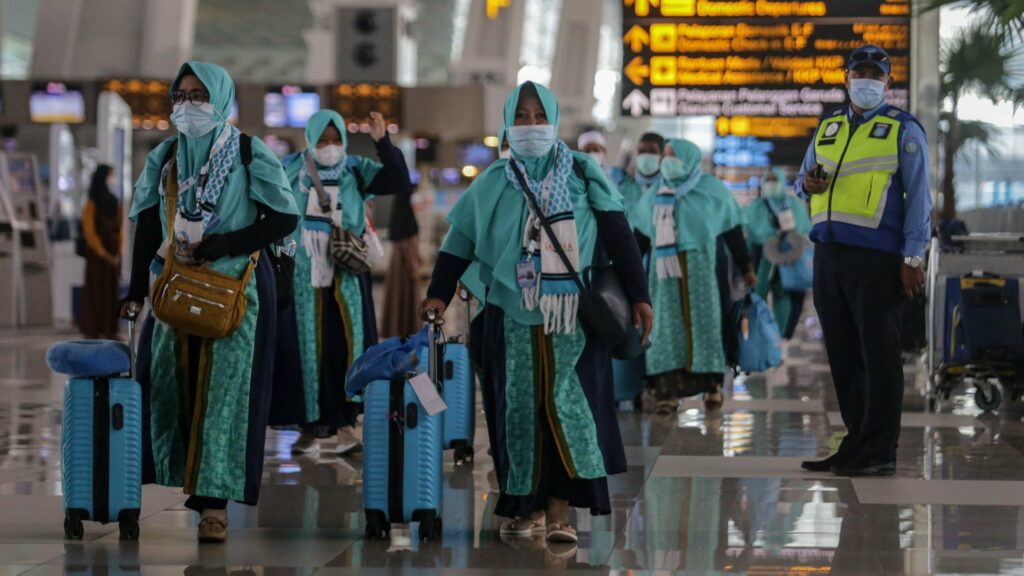 para jamaah umroh memulai perjalanan menuju Tanah Suci. sumber: tirto.id