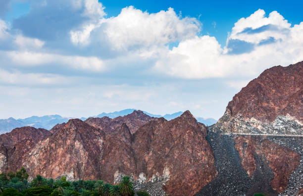 bukit indah nan menjulang di Hajar Oman. sumber: istockphoto.com
