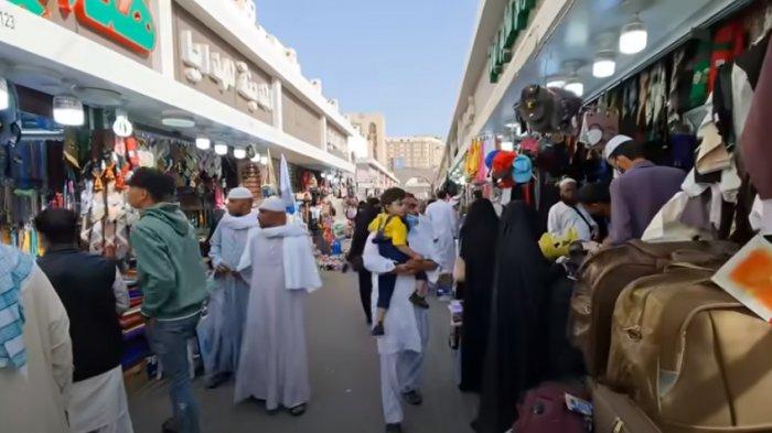 pasar di sekitar Masjid Bilal bin Rabah yang penuh pengunjung. sumber: bangkapos.com