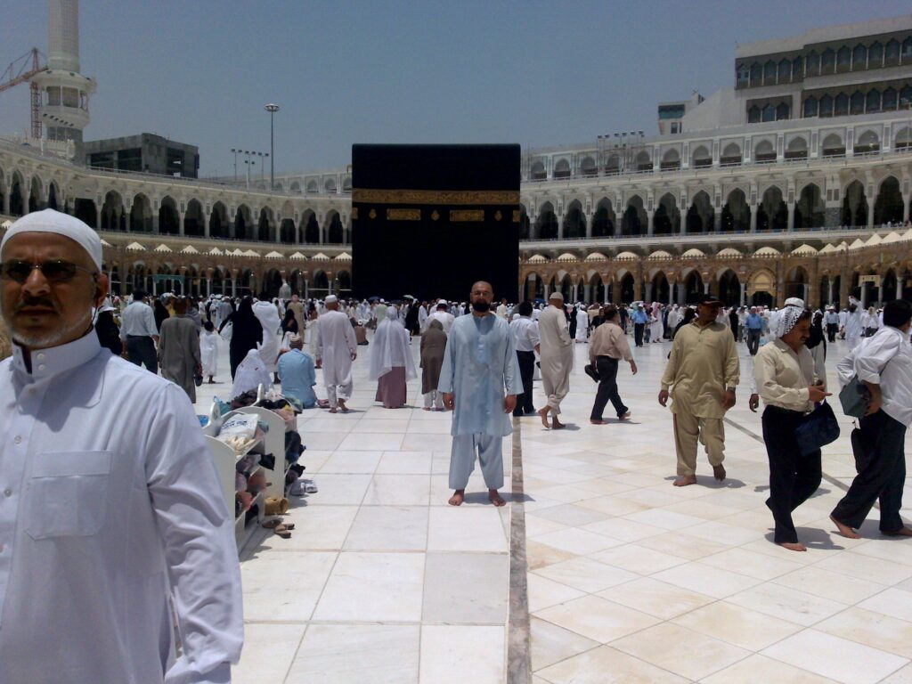 tour leader umroh. sumber: blogofthebeardedone.files.wordpress.com