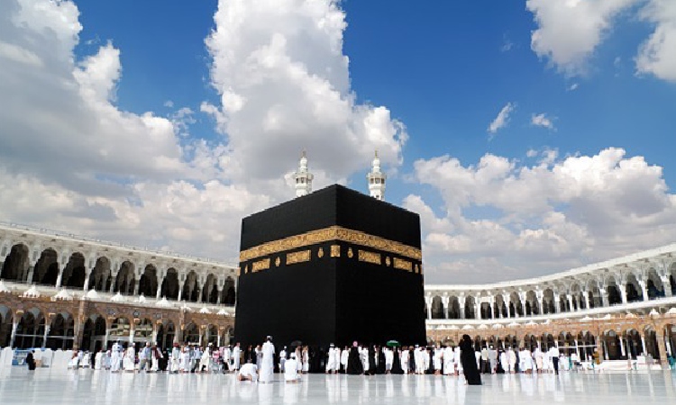 Hal yang menyebabkan jamaah umroh harus membayar denda dam, Sumber: kumparan.com