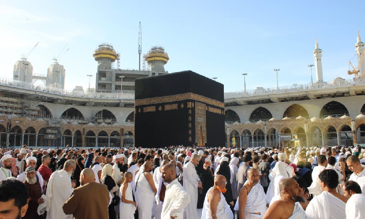 Paket umroh murah, Sumber: akselera.co.id