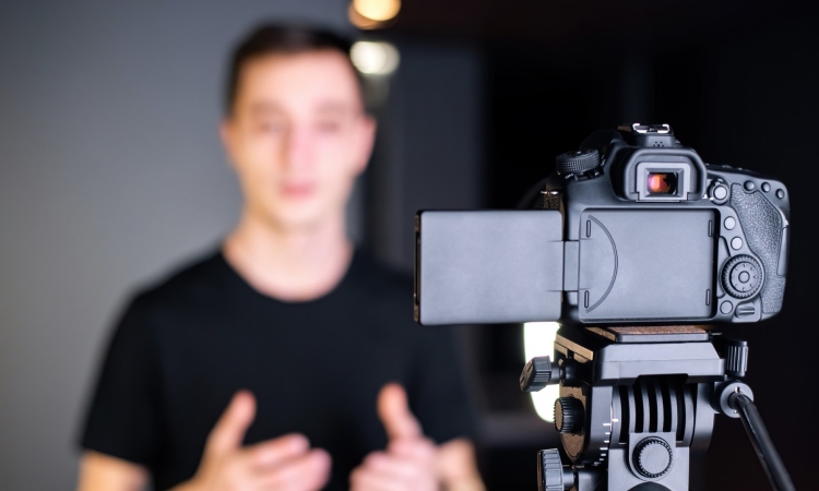 Strategi influencer marketing, Sumber: frimufilms on Freepik