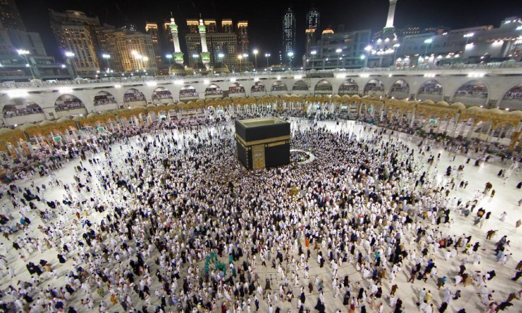 Jamaah yang datang untuk ibadah umrah, Sumber: middleeasteye.net