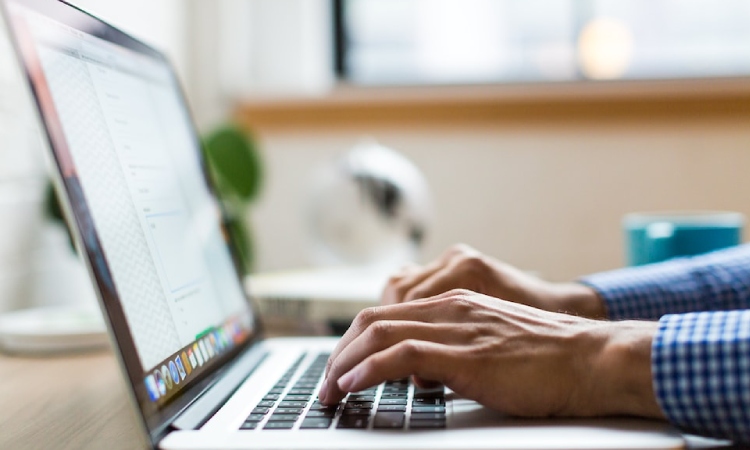 Rutin posting artikel, Sumber: unsplash.com