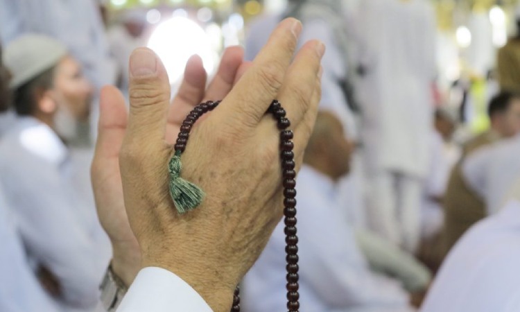 Berdzikir kepada Allah, Sumber: umroh.com