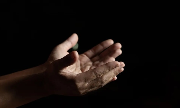 Keutamaan berdoa untuk orang tua yang sudah meninggal, Sumber: liputan6.com