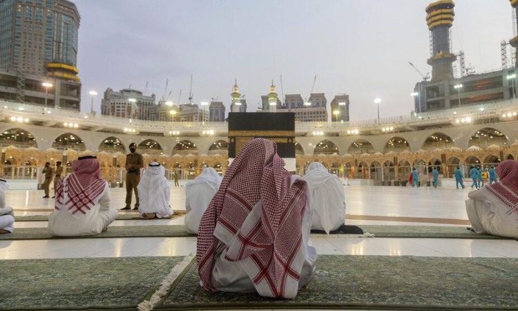 Sholat hajat saat umroh, Sumber: Keajaiban dari sholat hajat, Sumber: ayobandung.com