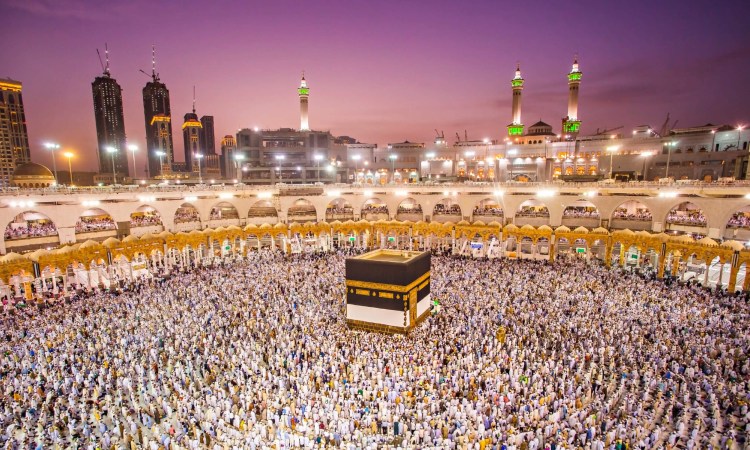 Menunaikan haji sebagai salah satu rukun Islam, Sumber: denisonforum.org