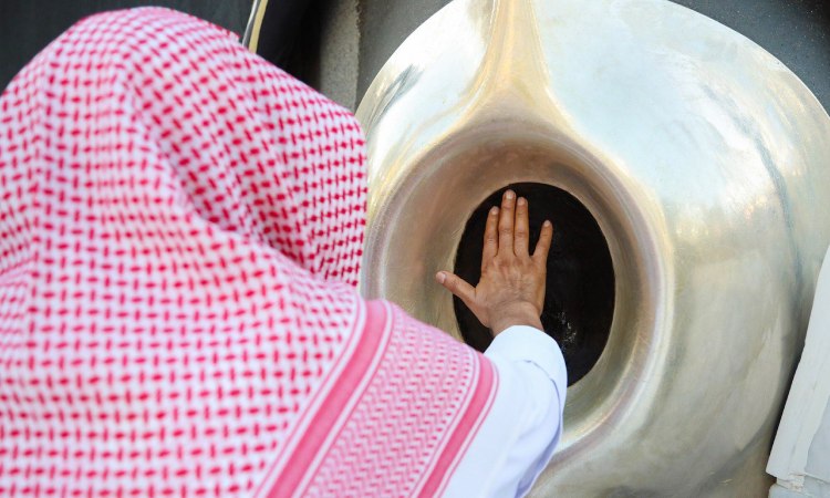 Mengusap batu hajar aswad, Sumber: muslimobsession.com