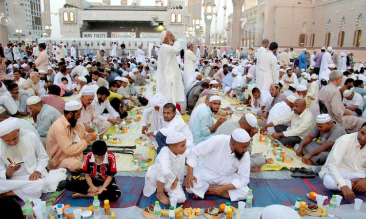 Budaya buka puasa di Makkah, Sumber: pwmu.co