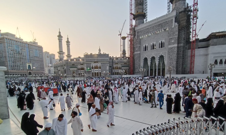 Buka puasa di mekkah, Sumber: tekstual.com