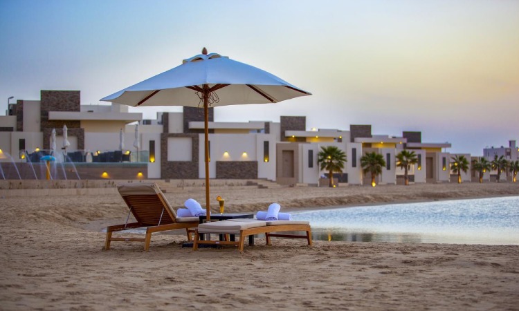 Half moon bay, Sumber: hotelmix.id