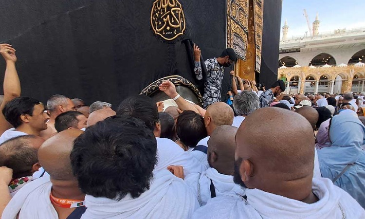 Mencium hajar aswad, Sumber: tfamanasek.com