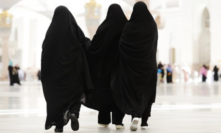 Larangan haji bagi wanita, Sumber: alkhalidtours.com