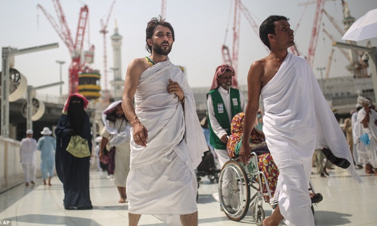 Larangan haji laki laki, Sumber: dailymail.co.uk