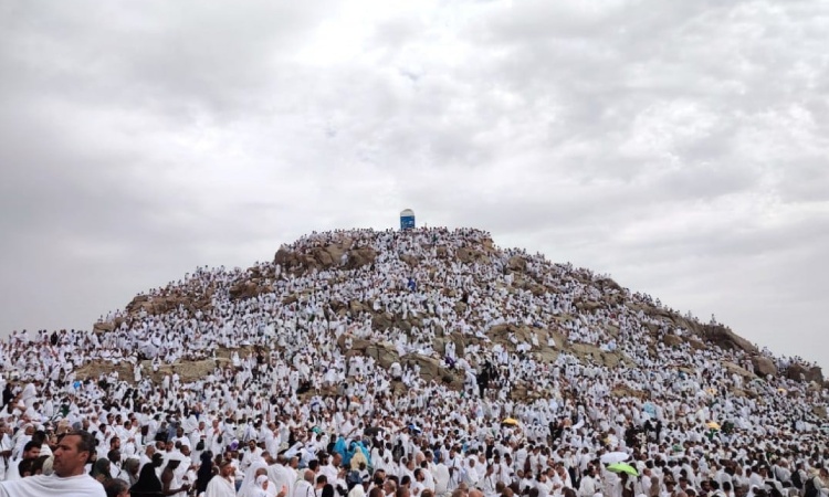Suasana di bukit Arafah, Sumber: viva.co.id