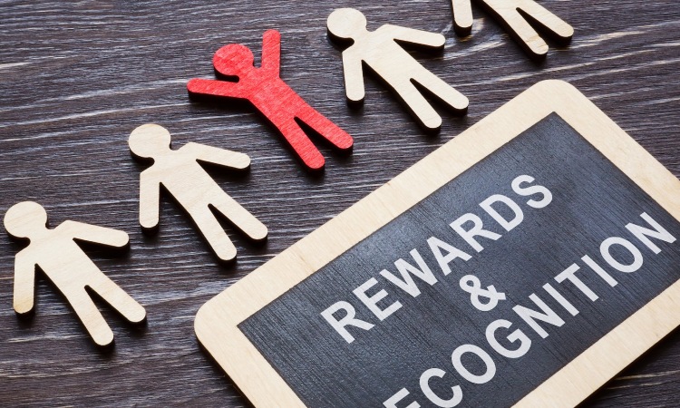 Memberikan rewards, Sumber: rewardgateway.com