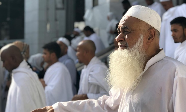 Paket umroh lansia, Sumber: pexels.com